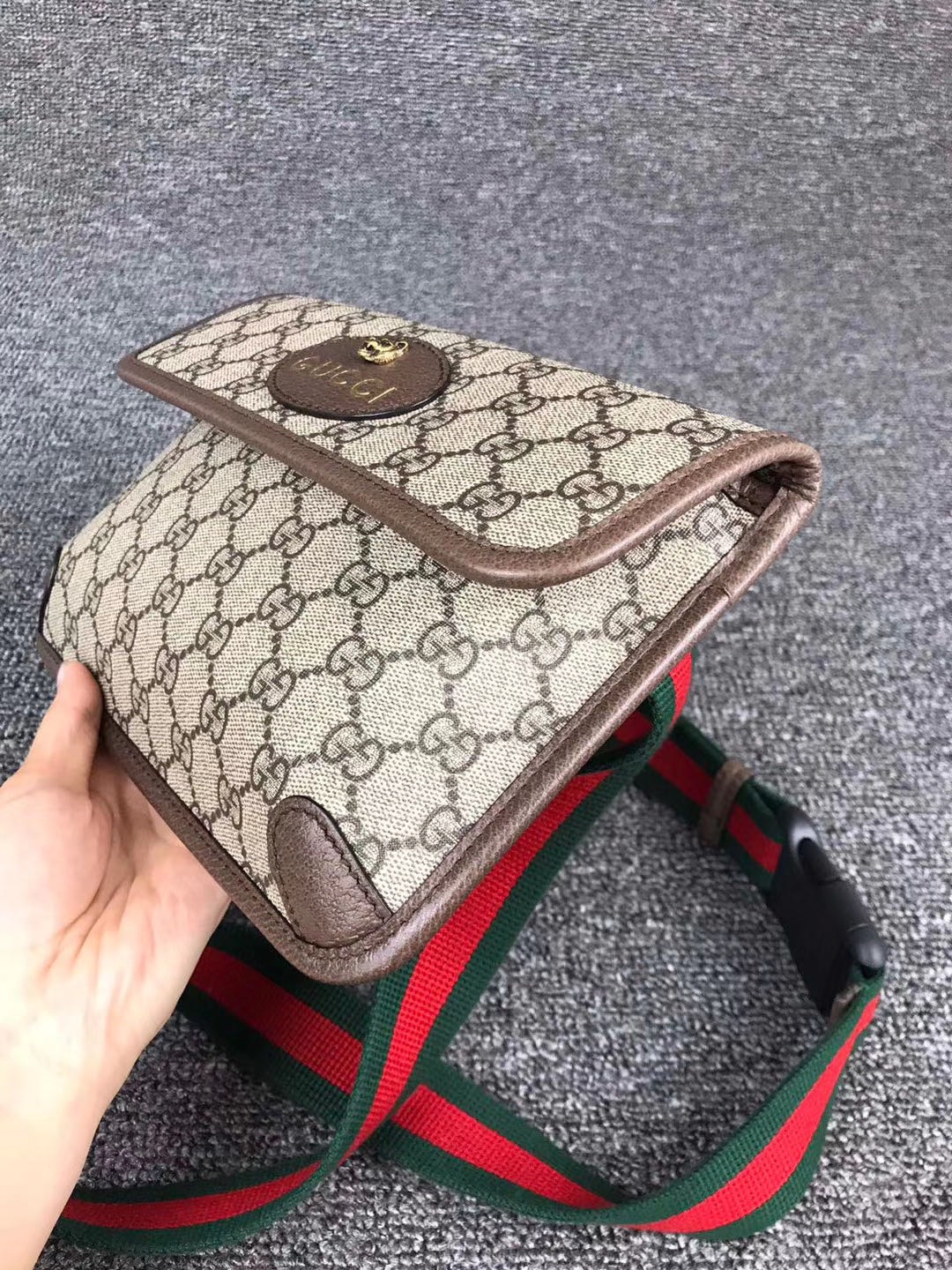 所属品牌产品简介:未使用gucci 爆款虎头腰包,尺寸24*16cm,潮人必备