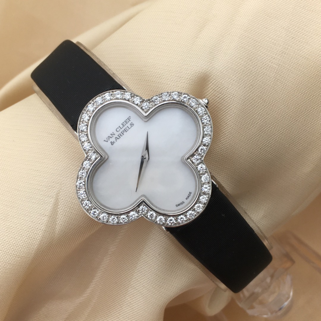 产品简介:梵克雅宝vcarf四叶草,30mm石英女士腕表,白金镶钻外壳搭配