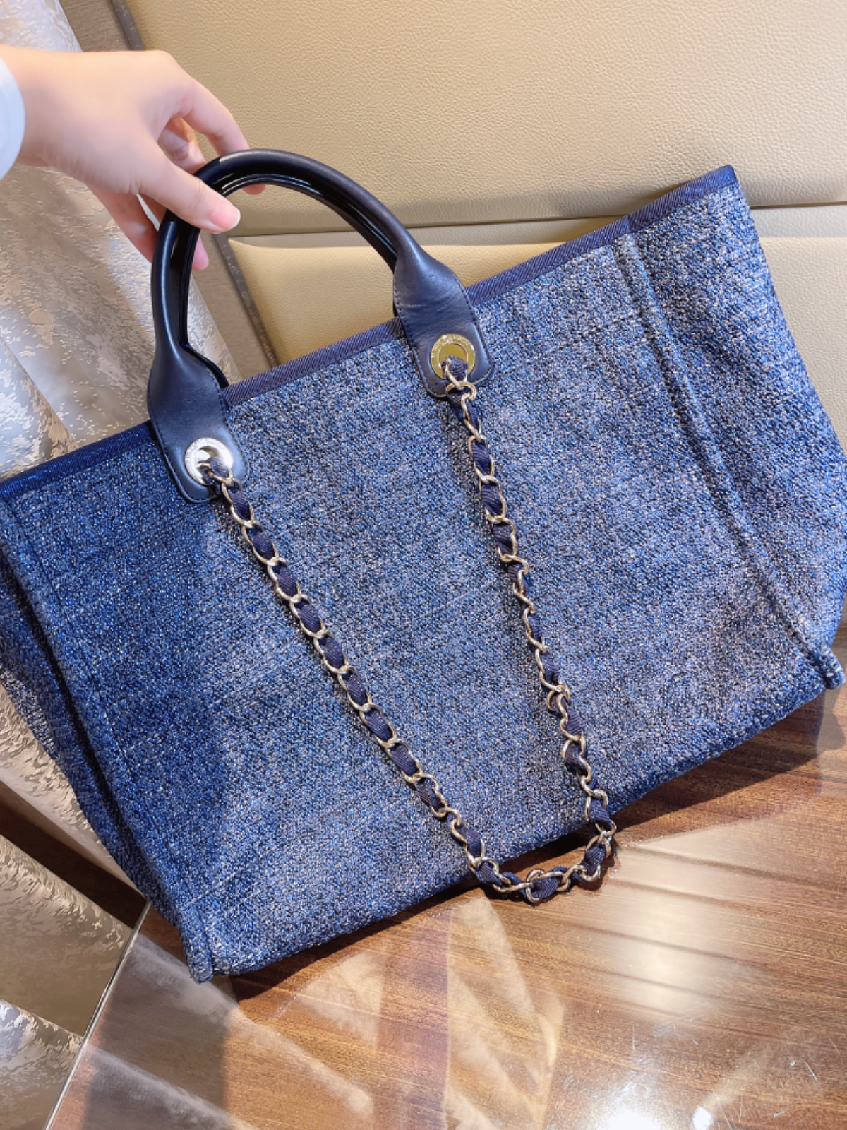 产品编号:15733321产品简介:chanel香奈儿 新款蓝色金丝沙滩包 