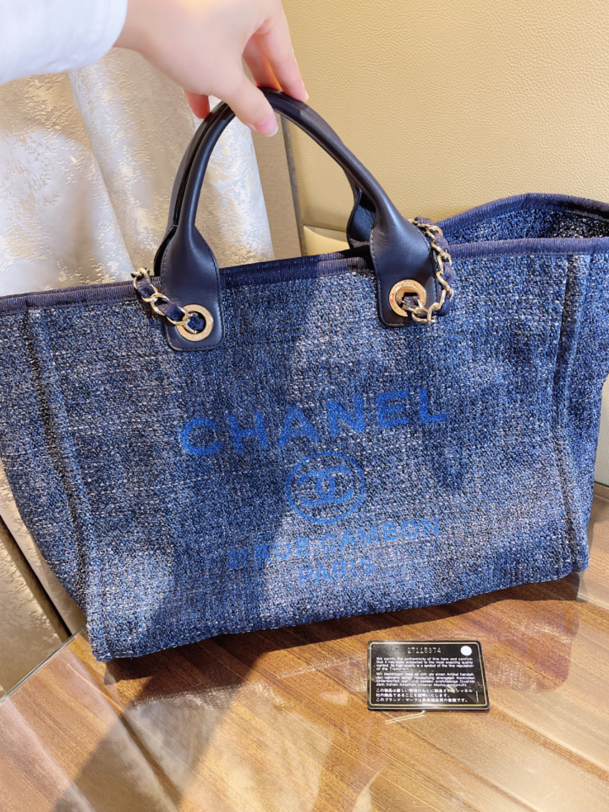 产品简介:chanel香奈儿 新款蓝色金丝沙滩包 近新品 膜都在 配件齐全