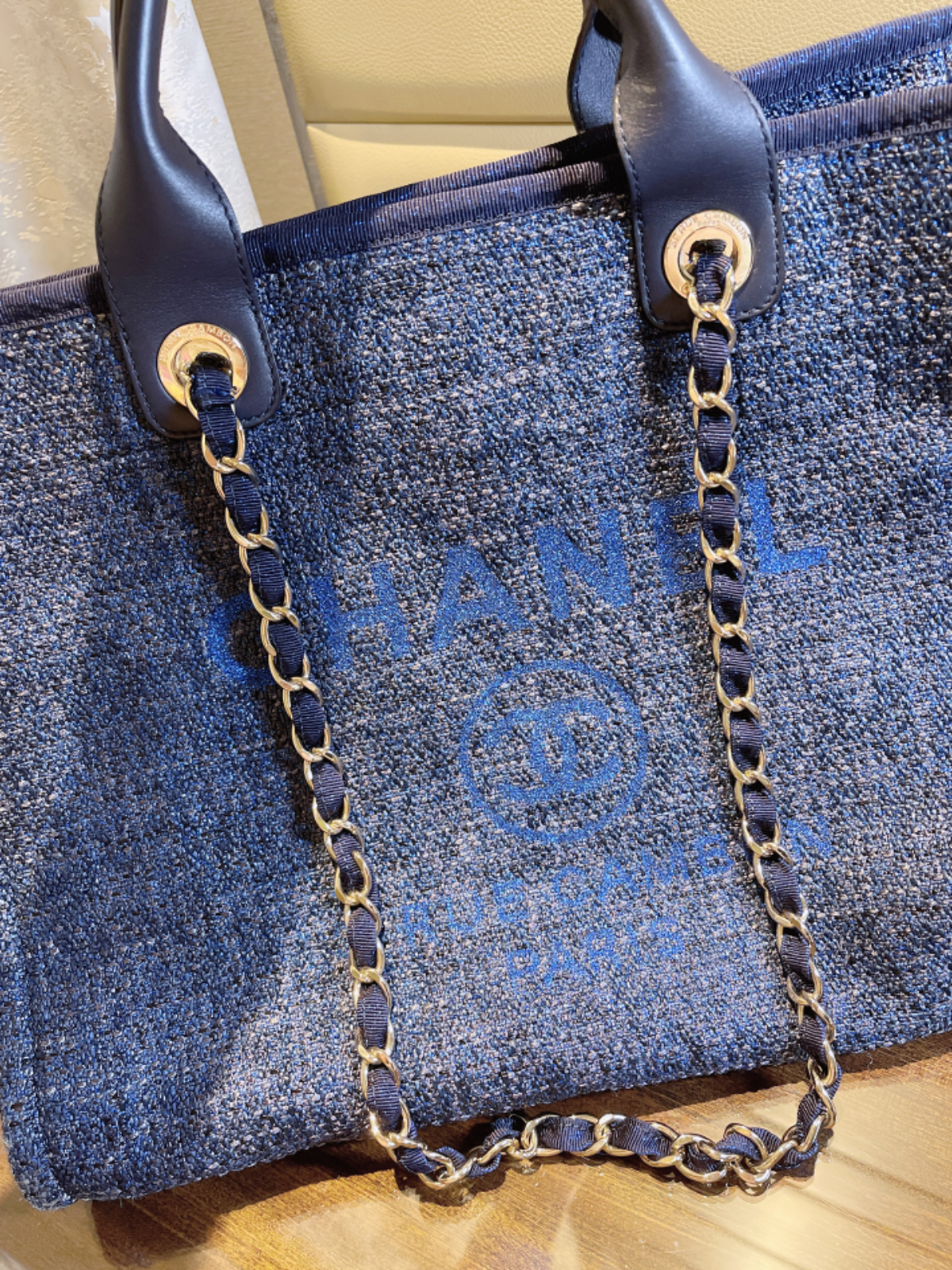 产品编号:15733321产品简介:chanel香奈儿 新款蓝色金丝沙滩包 