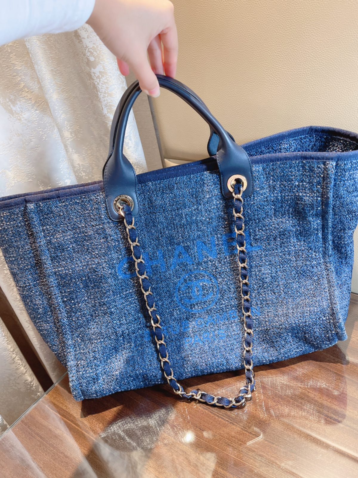 产品编号:15733321产品简介:chanel香奈儿 新款蓝色金丝沙滩包 