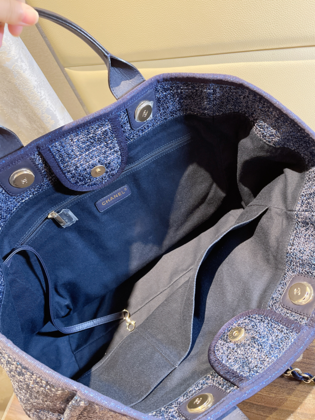 产品编号:15733321产品简介:chanel香奈儿 新款蓝色金丝沙滩包 